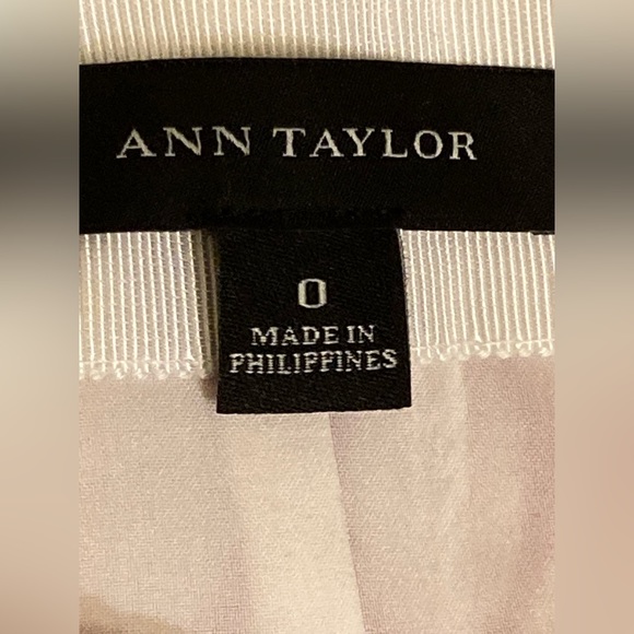 Ann Taylor patterned red and white mini skirt zipper in back size 0 - Picture 3 of 3